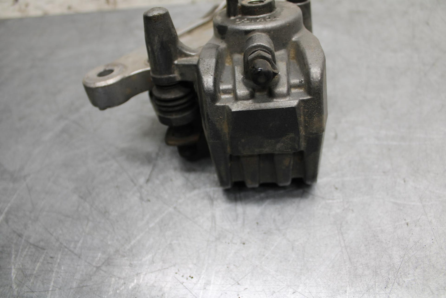 2001 Kawasaki Ninja ZX6 ZX600E REAR BACK BRAKE CALIPER W MOUNT BRACKET BB547