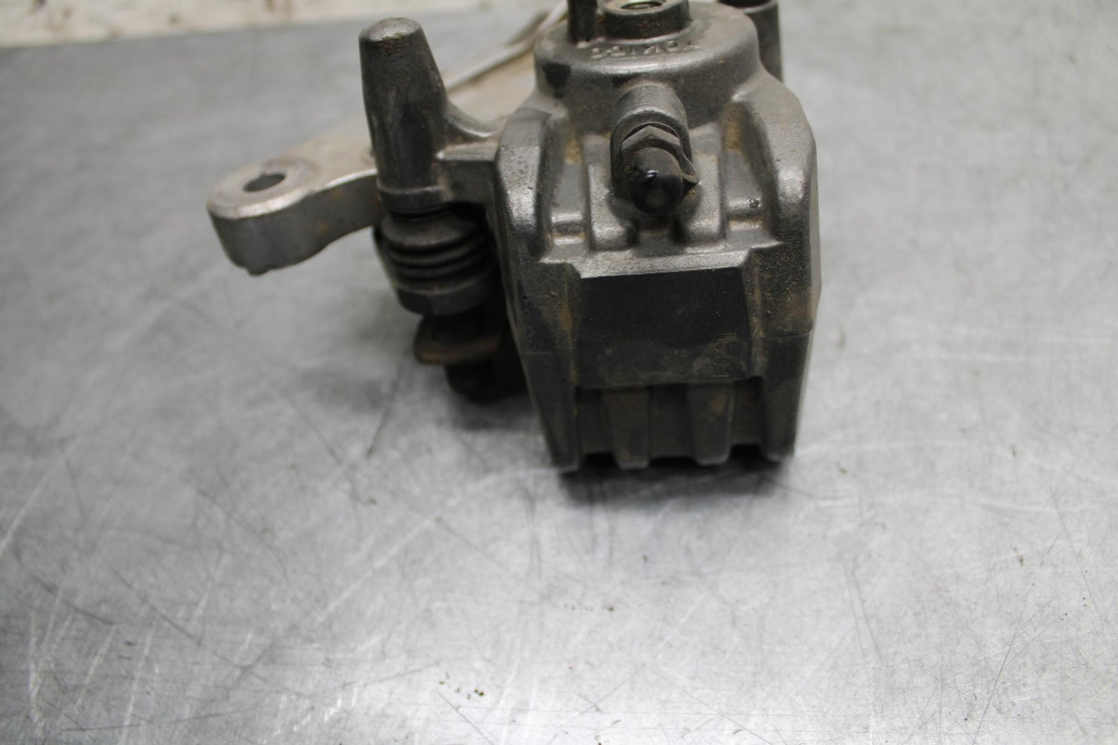 2001 Kawasaki Ninja ZX6 ZX600E REAR BACK BRAKE CALIPER W MOUNT BRACKET BB547