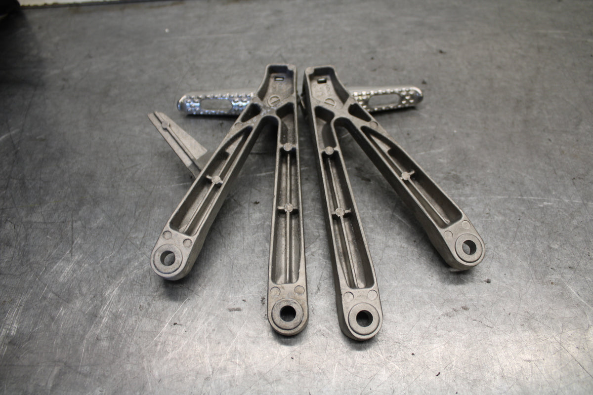 05-06 HONDA CBR600RR REAR BACK PASSENGER PEG SET PAIR  BB689