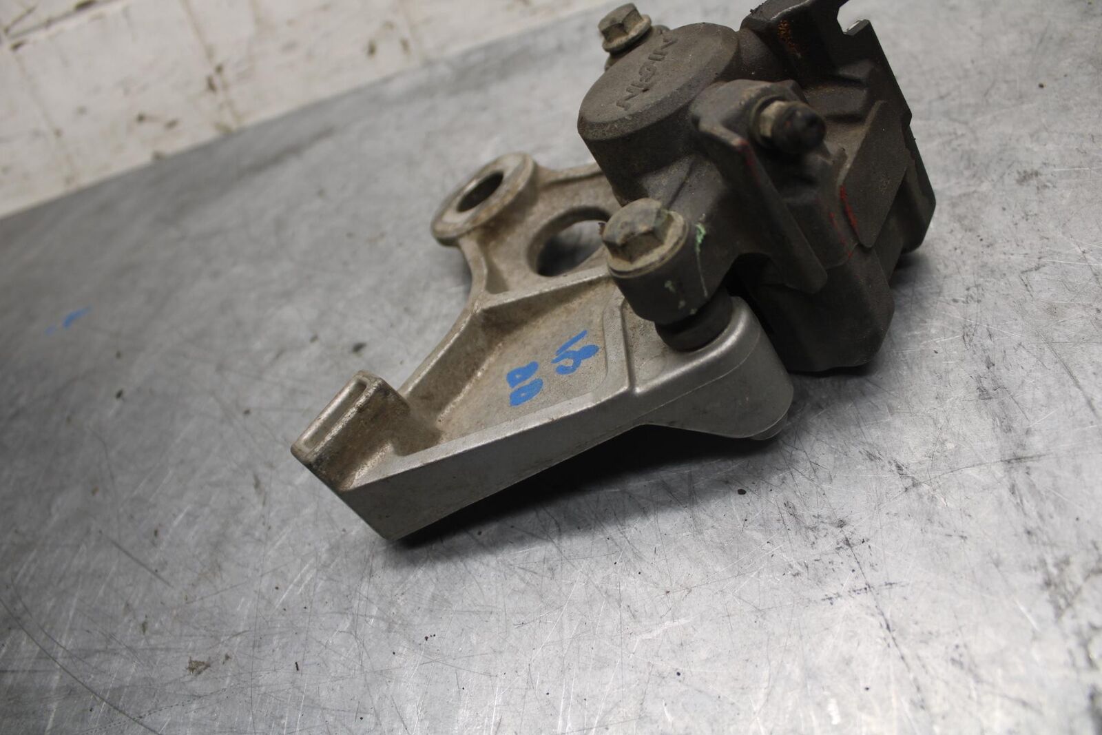 1992 Honda CBR600F2 REAR BACK BRAKE CALIPER W MOUNT BRACKET BB40 #B