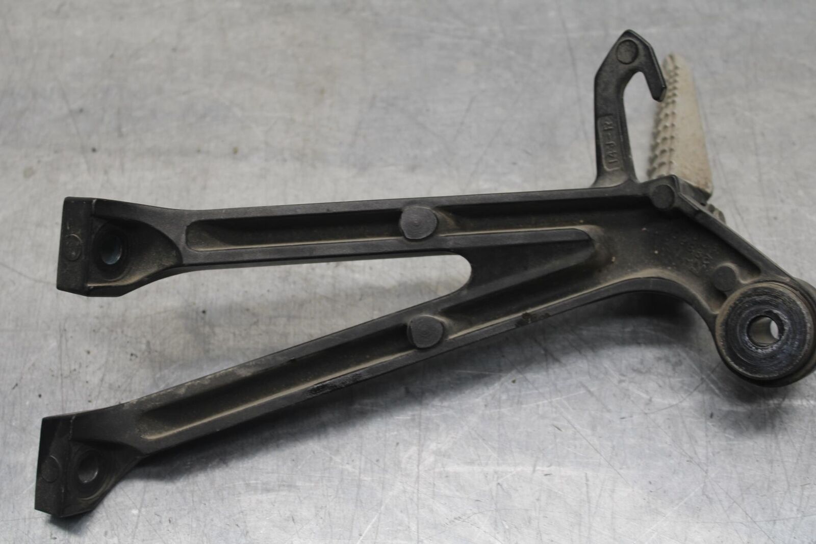 2011 Suzuki GSXR600 REAR BACK PASSENGER PEG SET PAIR BB605