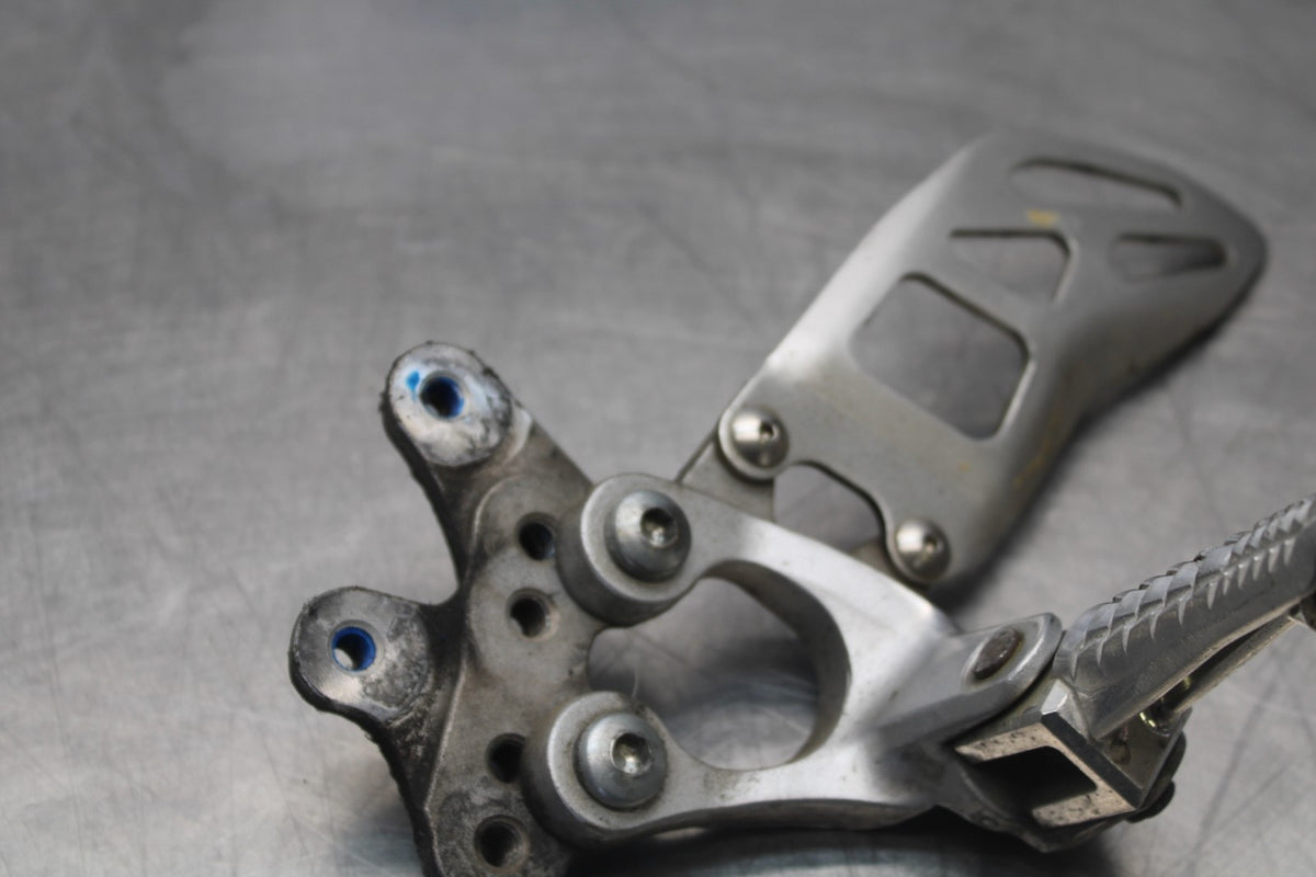 11-26 SUZUKI GSXR750 LEFT REARSET REAR SET DRIVER FOOT PEG REST STOP BB900