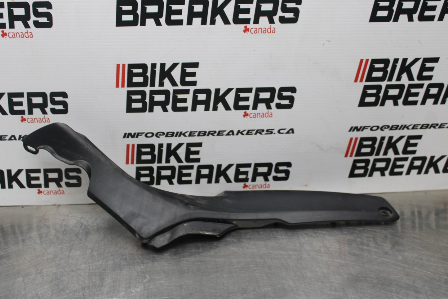 22-25 YAMAHA YZF R7 RIGHT FRONT SIDE SEAT SADDLE PANEL TRIM COWL FAIRING BB769
