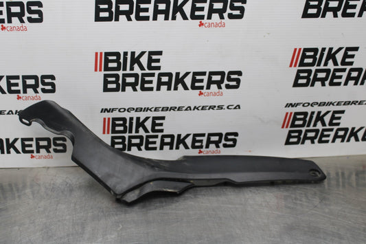22-25 YAMAHA YZF R7 RIGHT FRONT SIDE SEAT SADDLE PANEL TRIM COWL FAIRING BB769