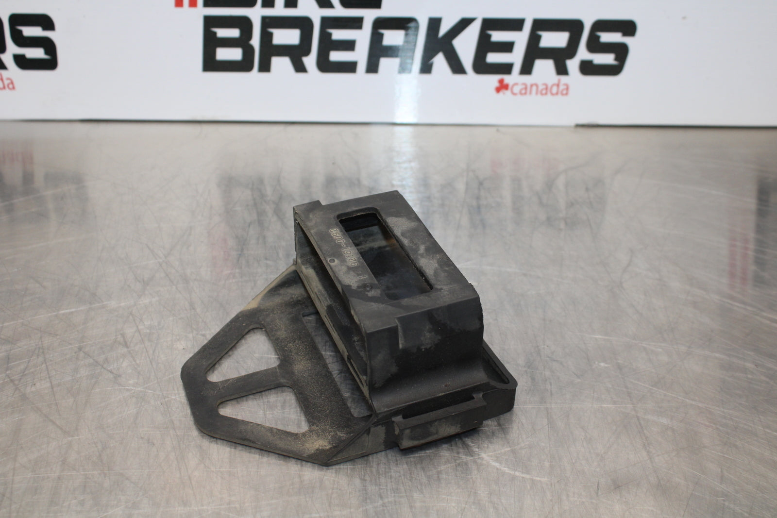 04-05 KAWASAKI NINJA ZX10R ECU ECM RELAY HOLDER BRACKET BB163