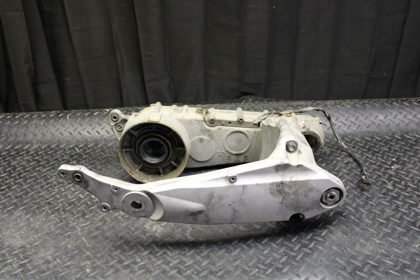 07 SUZUKI BURGMAN 650 REAR SWINGARM BACK SUSPENSION SWING ARM W GEARCASE BB183