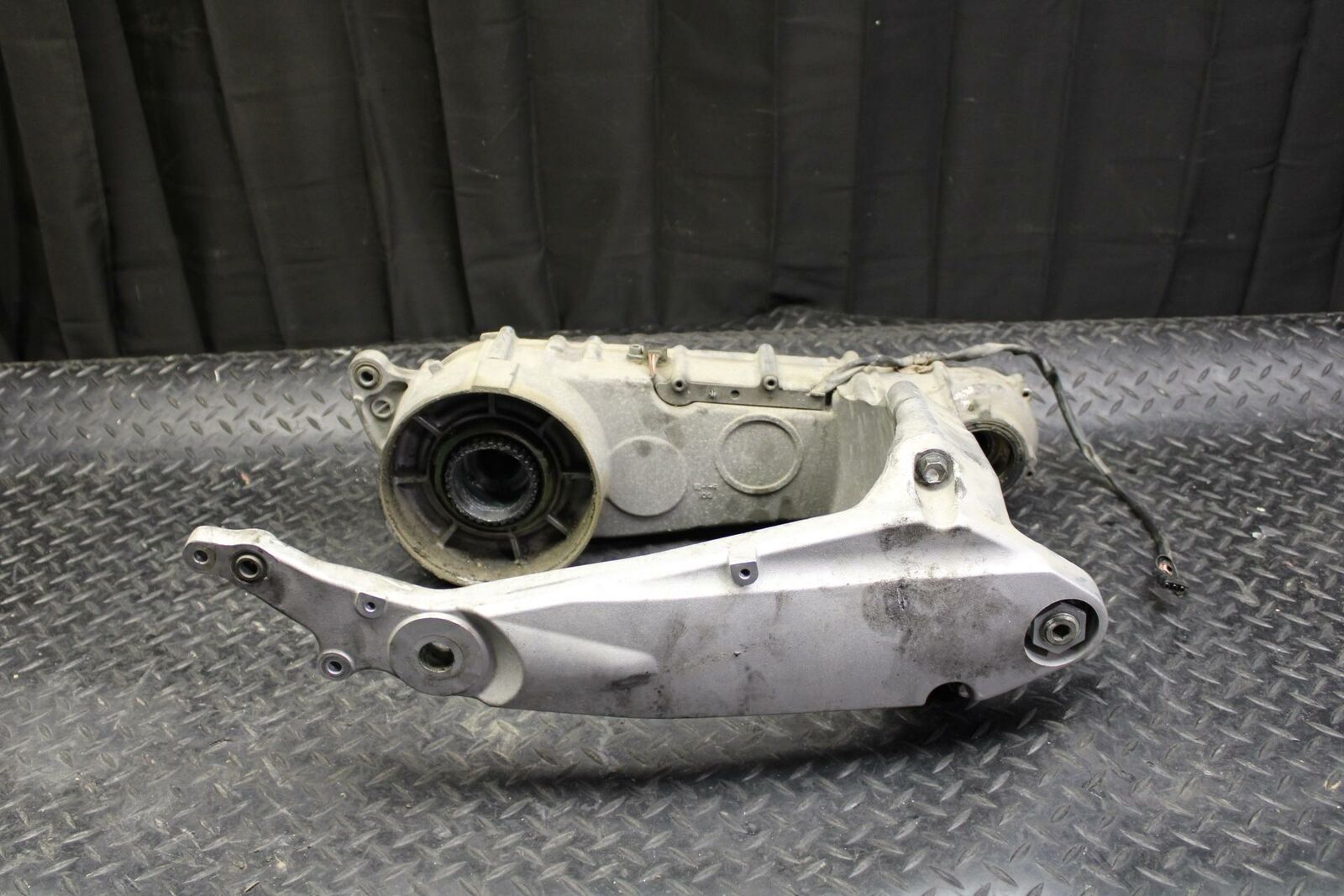 07 SUZUKI BURGMAN 650 REAR SWINGARM BACK SUSPENSION SWING ARM W GEARCASE BB183