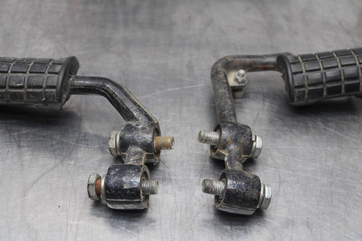 77 SUZUKI GS750 FRONT FOOT RESTS PEGS STEPS SET PAIR BB779