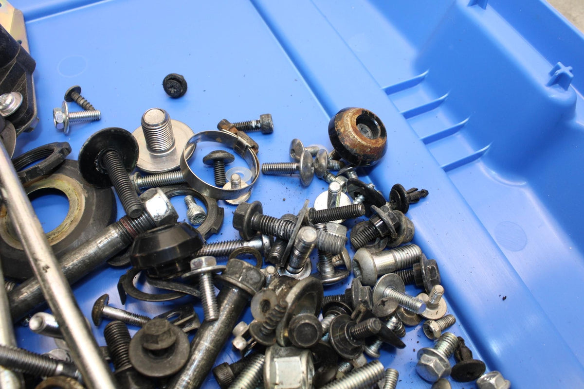 2015 Yamaha YZF R3 LEFTOVER MOUNTING BOLTS HARDWARE MOTOR SCREWS BB526