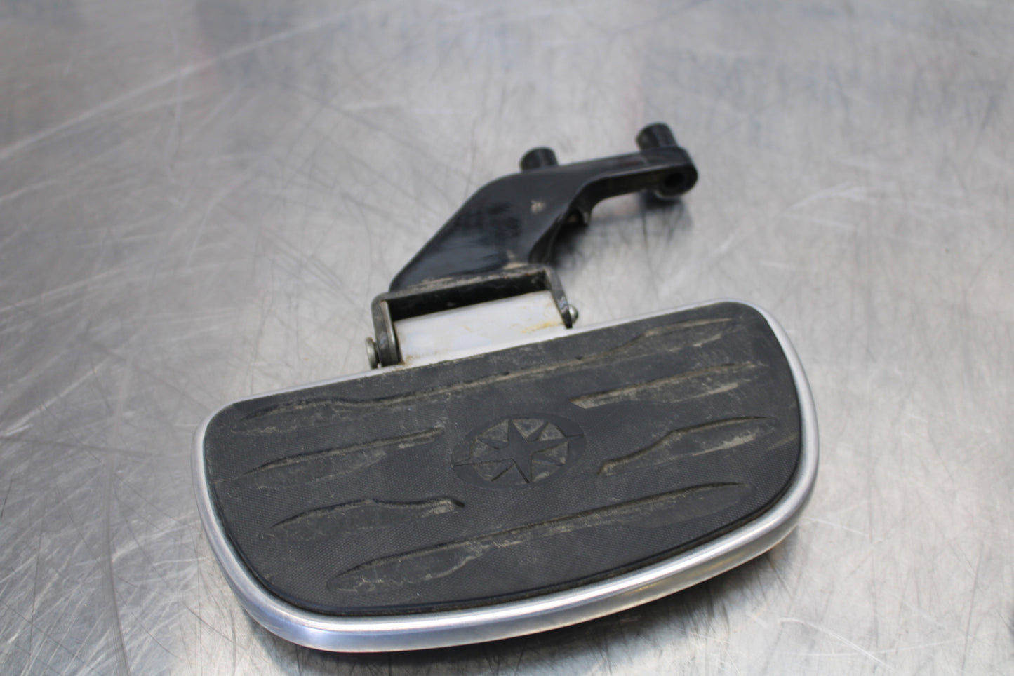 09 YAMAHA ROYAL STAR XVZ1300TF VENTURE REAR PASSENGER FOOT STEP PEG SET BB151