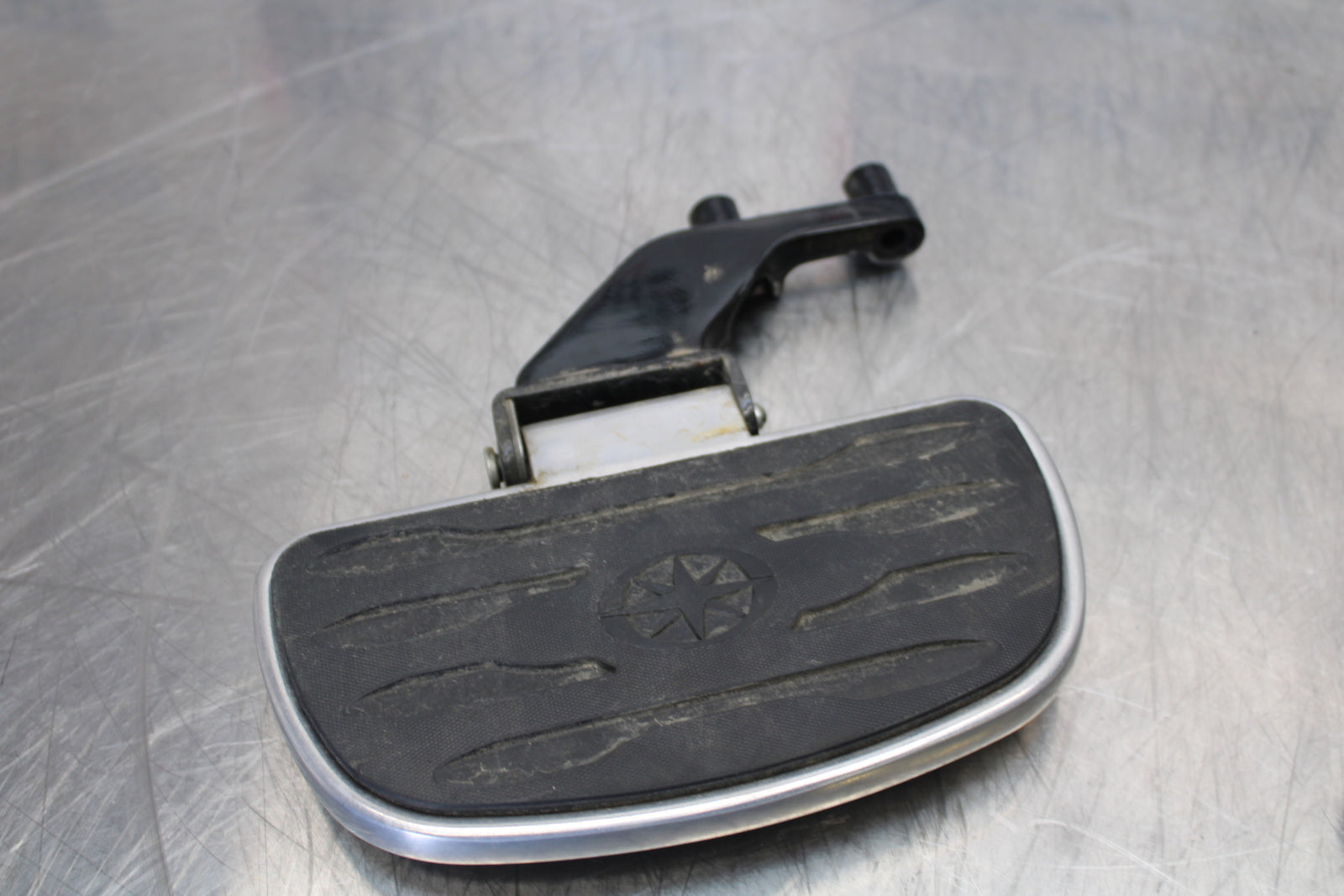 09 YAMAHA ROYAL STAR XVZ1300TF VENTURE REAR PASSENGER FOOT STEP PEG SET BB151