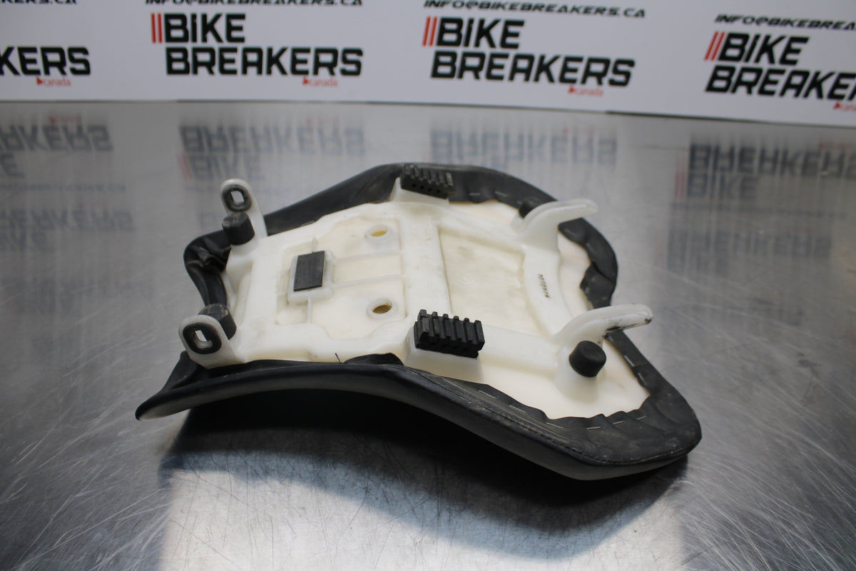 11 SUZUKI GSXR1000 FRONT DRIVERS SEAT PAD SADDLE PILLION BB142