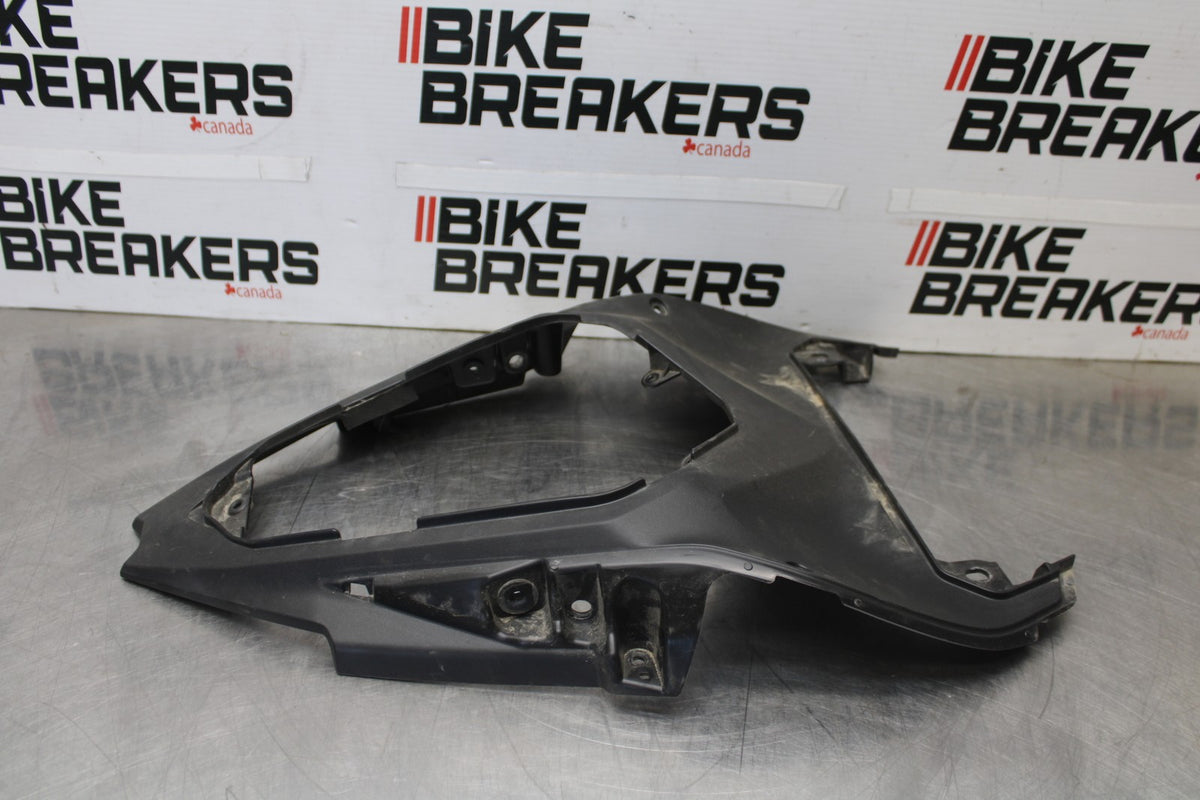 24-25 KAWASAKI NINJA 500 ABS CENTER REAR BACK TAIL FAIRING COWL BB899