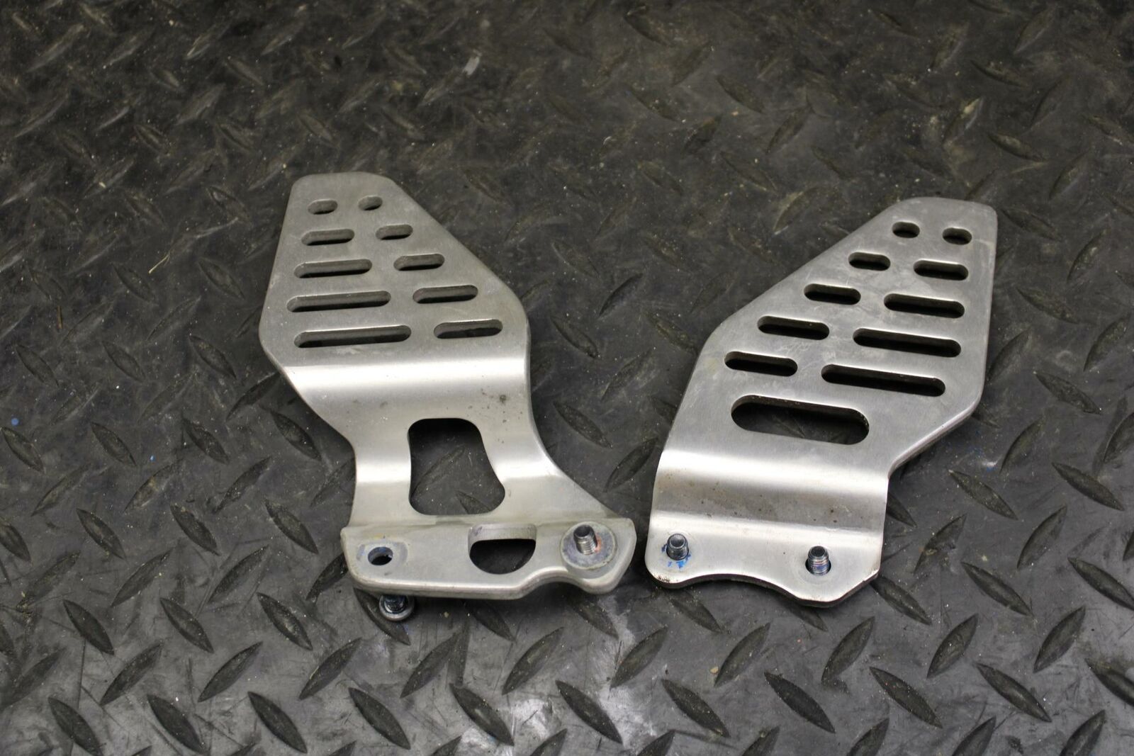 08-09 YAMAHA YZF R6S LEF RIGHTT REARSET REAR SET HEEL GUARD COVER  BB178