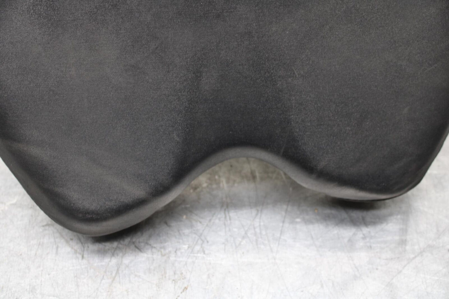 2007 Yamaha YZF R1 FRONT DRIVERS SEAT PAD SADDLE PILLION 4C8-24710-00-00 BB483