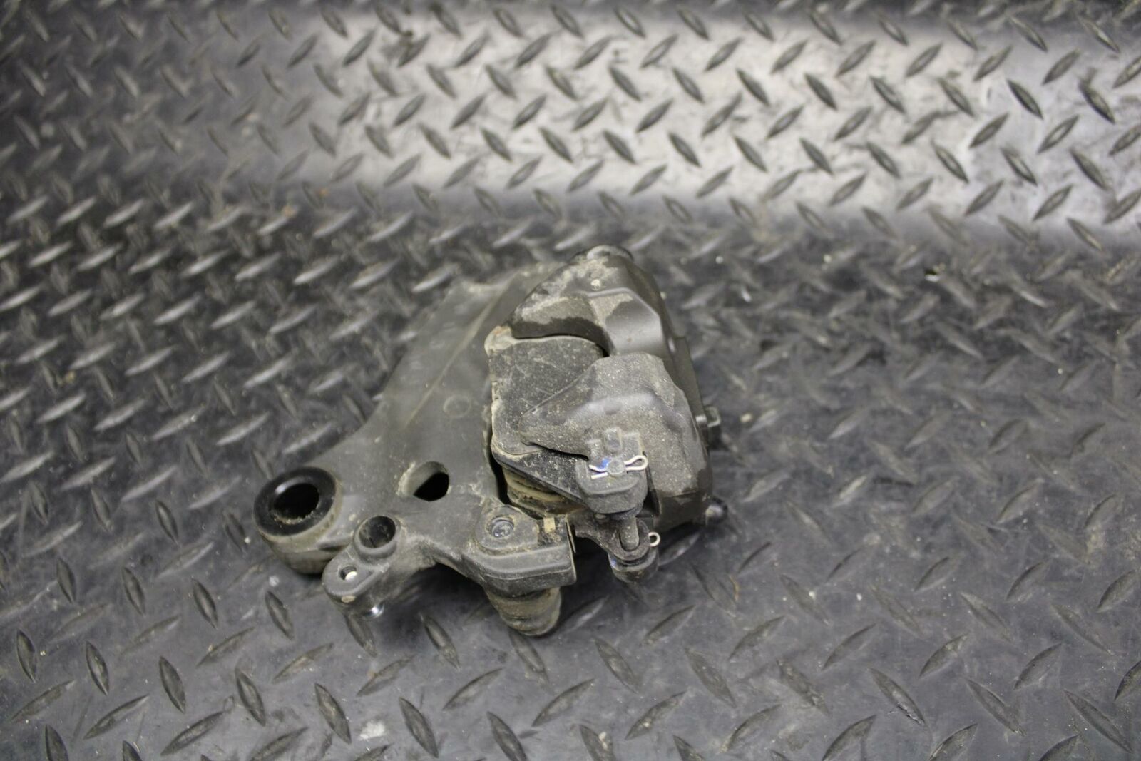 19 YAMAHA YZF R3 REAR BACK BRAKE CALIPER W MOUNT BRACKET BB177