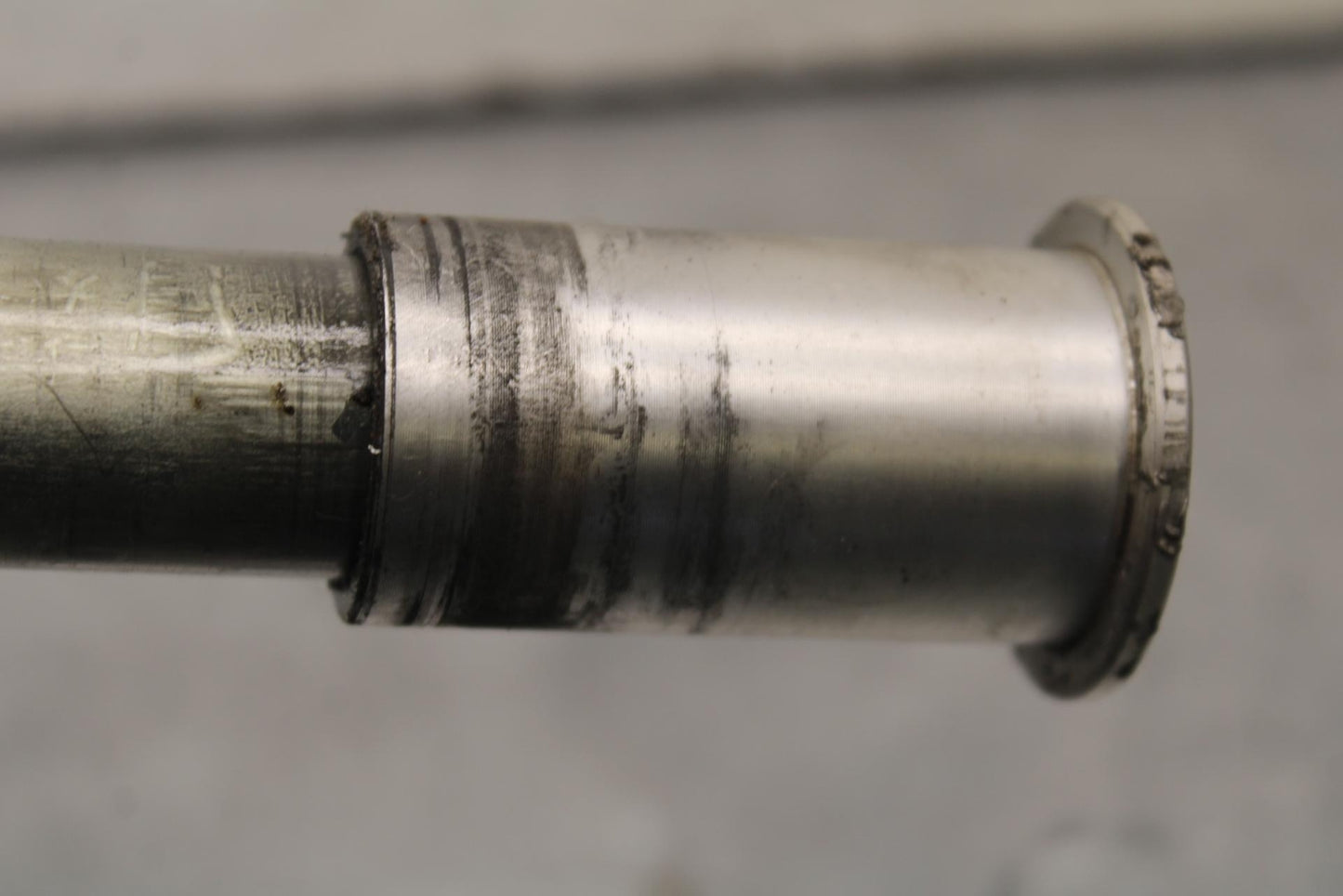 01-03 SUZUKI GSXR600 FRONT WHEEL RIM AXLE PIVOT BOLT  BB633