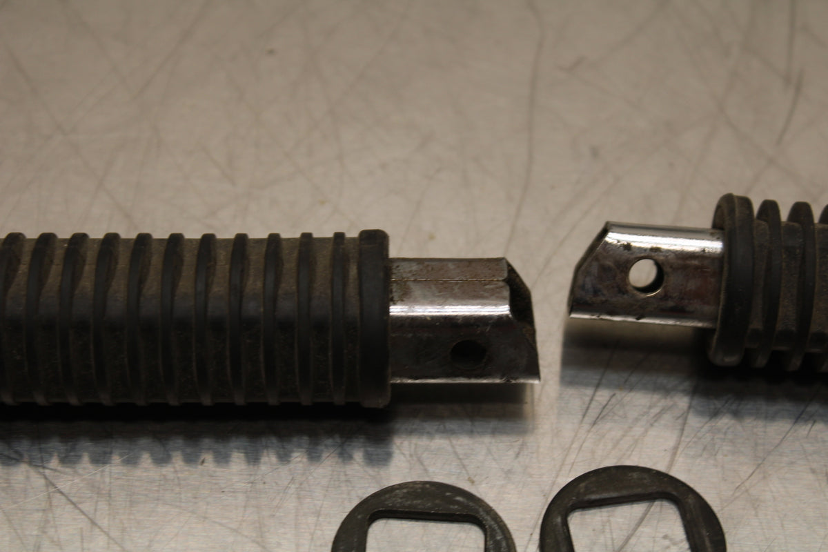 03-05 HONDA SHADOW CLASSIC 750 REAR PASSENGER FOOT STEP PEG SET PAIR BB139