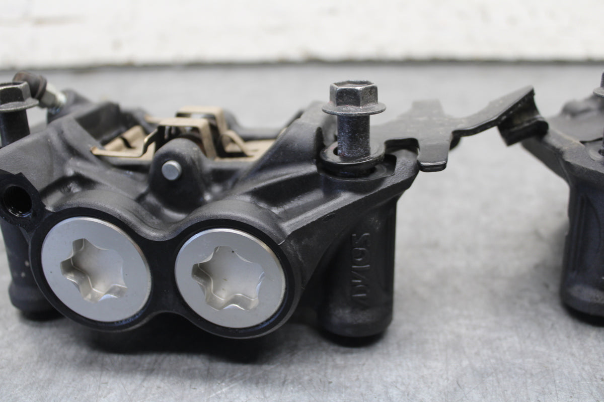 22-24 YAMAHA XSR900 RIGHT LEFT FRONT BRAKE CALIPER SET PAIR CALIPERS BB683
