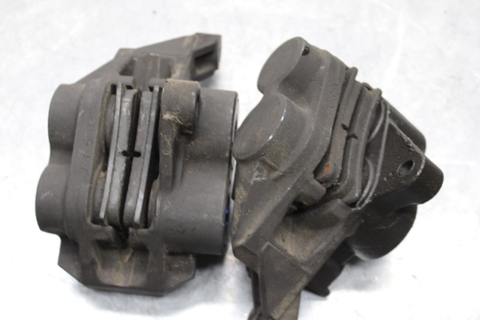 2000 Yamaha YZF R6 RIGHT LEFT FRONT BRAKE CALIPER SET PAIR CALIPERS BB558