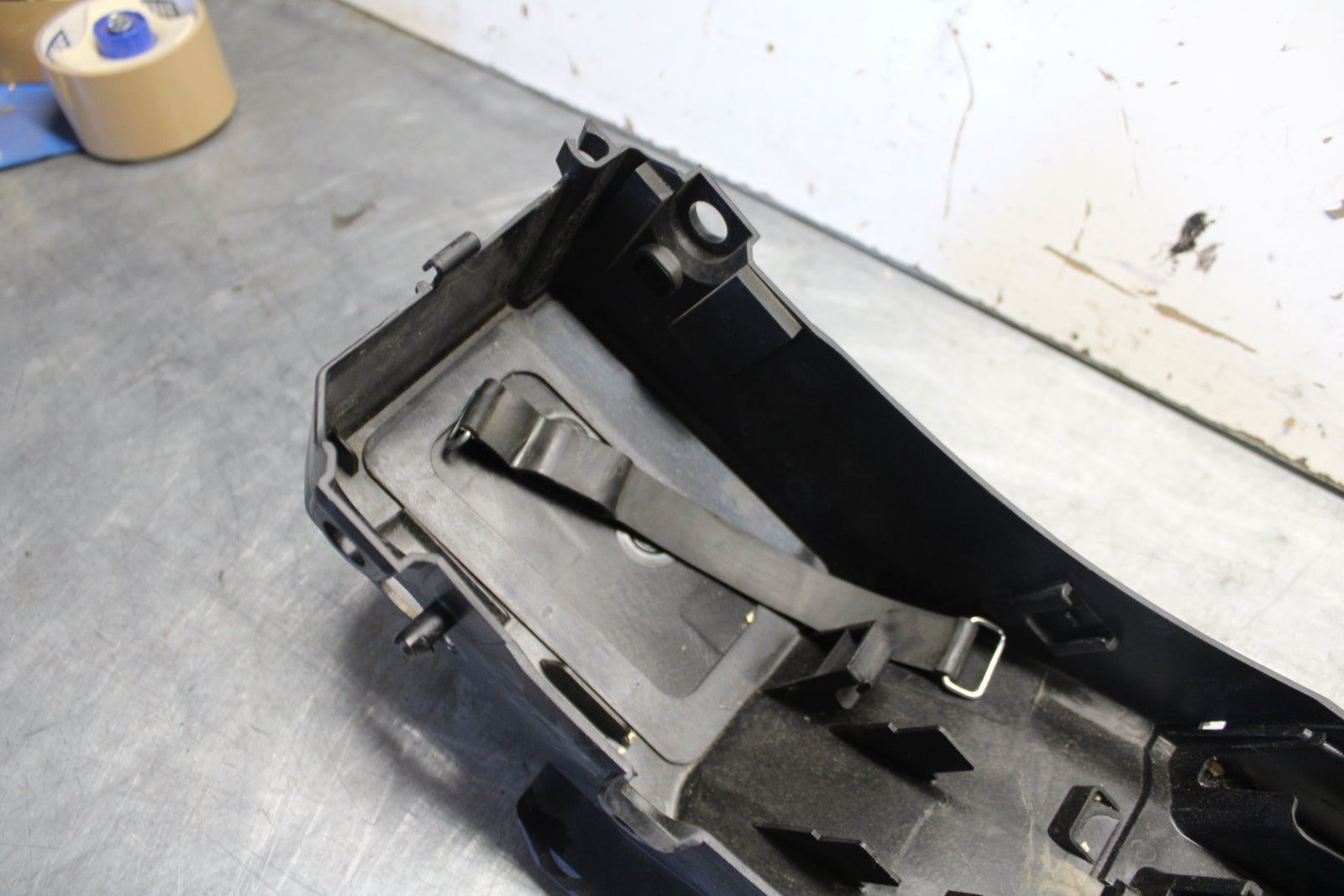 21-24 YAMAHA MT-07 REAR BACK TAIL UNDERTAIL BATTERY TRAY PLASTIC BB662