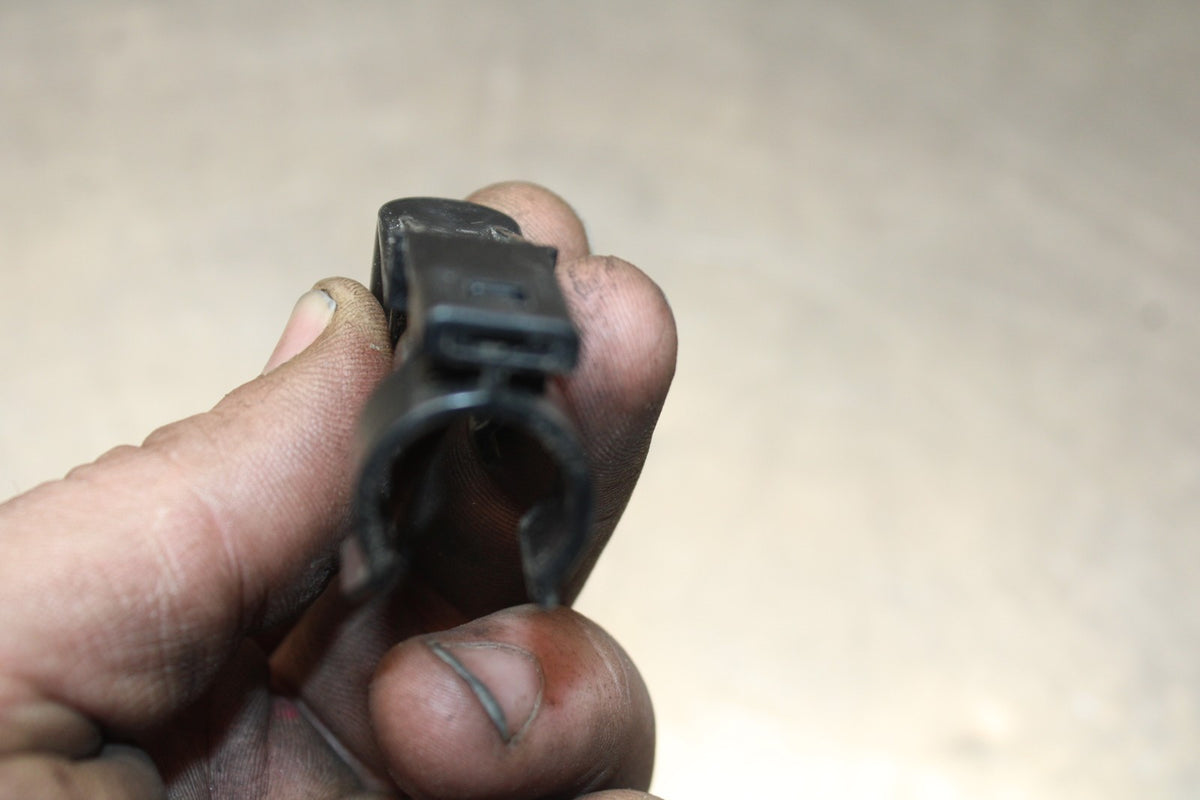 05 YAMAHA YZF R6 FUEL HOSE GAS LINE CLIP Does Not Apply BB858