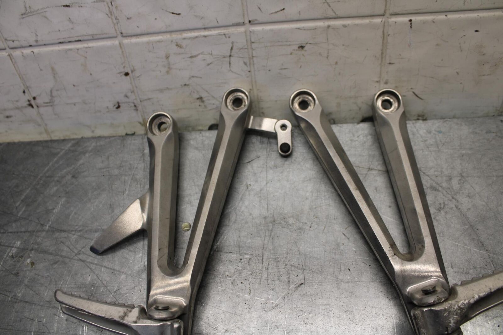 06-07 HONDA CBR1000RR REAR BACK PASSENGER PEG SET PAIR BB464