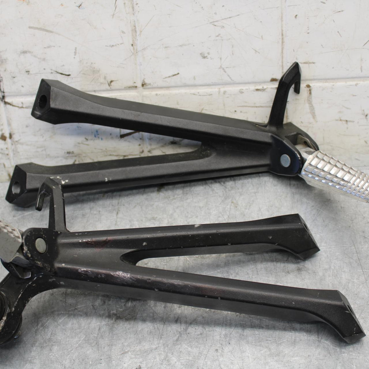 11-23 SUZUKI GSXR 750 REAR BACK PASSENGER PEG SET PAIR BB54