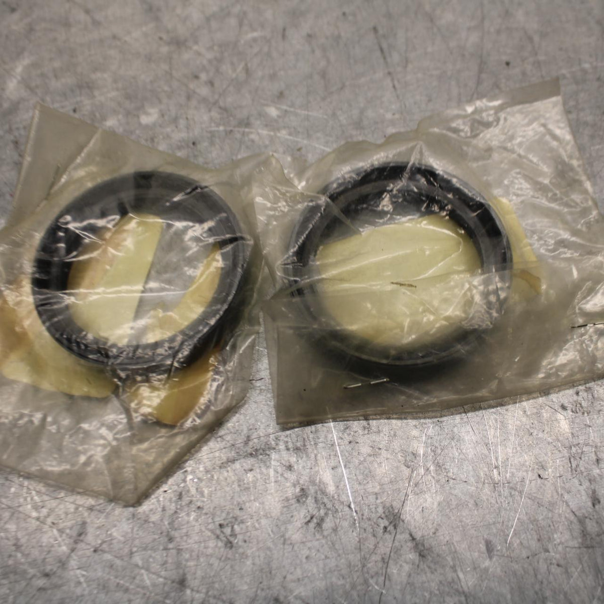 1980 Suzuki RM125 FRONT FORK OIL SEAL PAIR 51150-27820 BB42