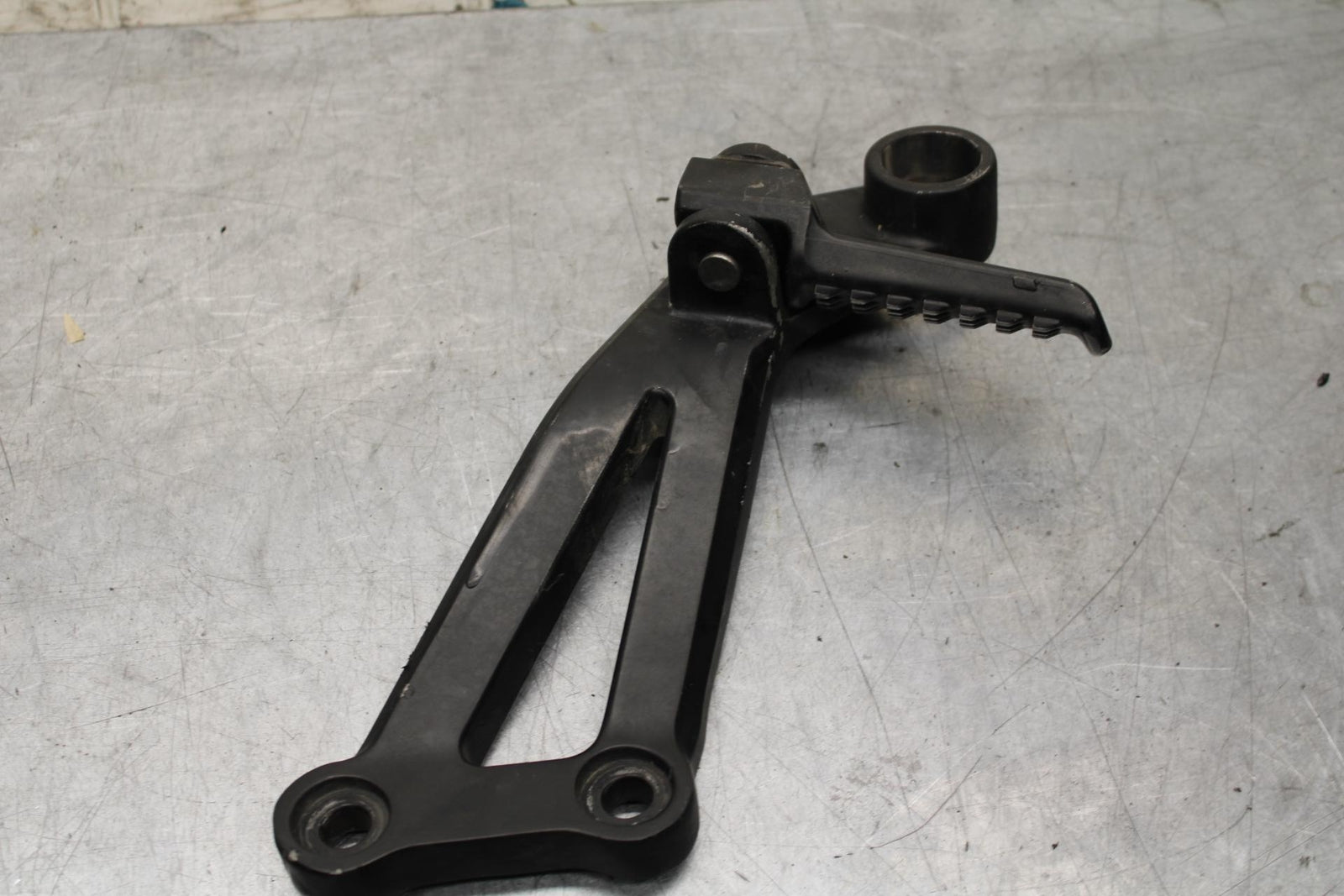 2000 Kawasaki Ninja ZX12R ZX1200A RIGHT REAR BACK PASSENGER PEG 34028-1481 BB565