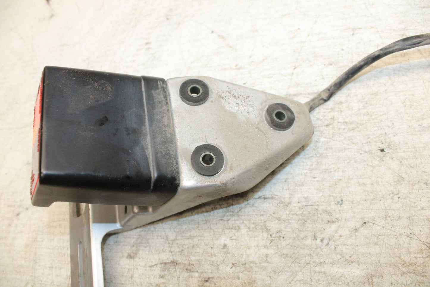 06-07 SUZUKI BOULEVARD S40 LICENSE PLATE LIGHT BRACKET BB375