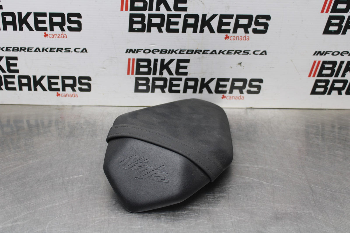 21-22 KAWASAKI NINJA ZX10R REAR BACK PASSENGER TANDEM SEAT SADDLE PILLION BB840