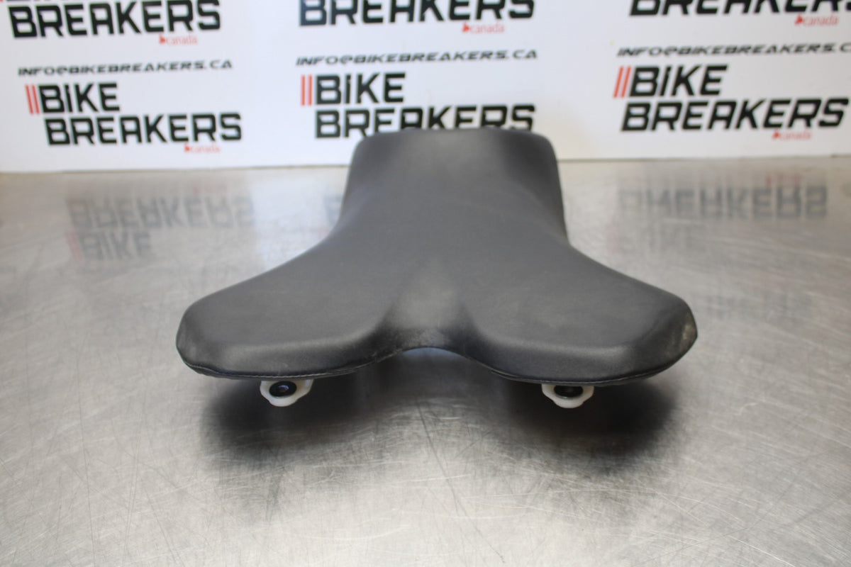 04-05 YAMAHA YZF R1 FRONT DRIVERS SEAT PAD SADDLE PILLION BB173