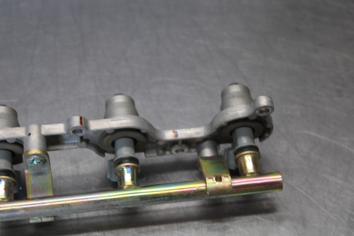 05-06 HONDA CBR600RR SECONDARY FUEL INJECTORS TOP AIRBOX GAS RAIL BB893
