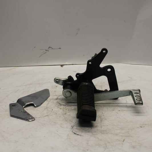 04-09 SUZUKI GS500F RIGHT REARSET REAR SET DRIVER FOOT PEG REST STOP BB261