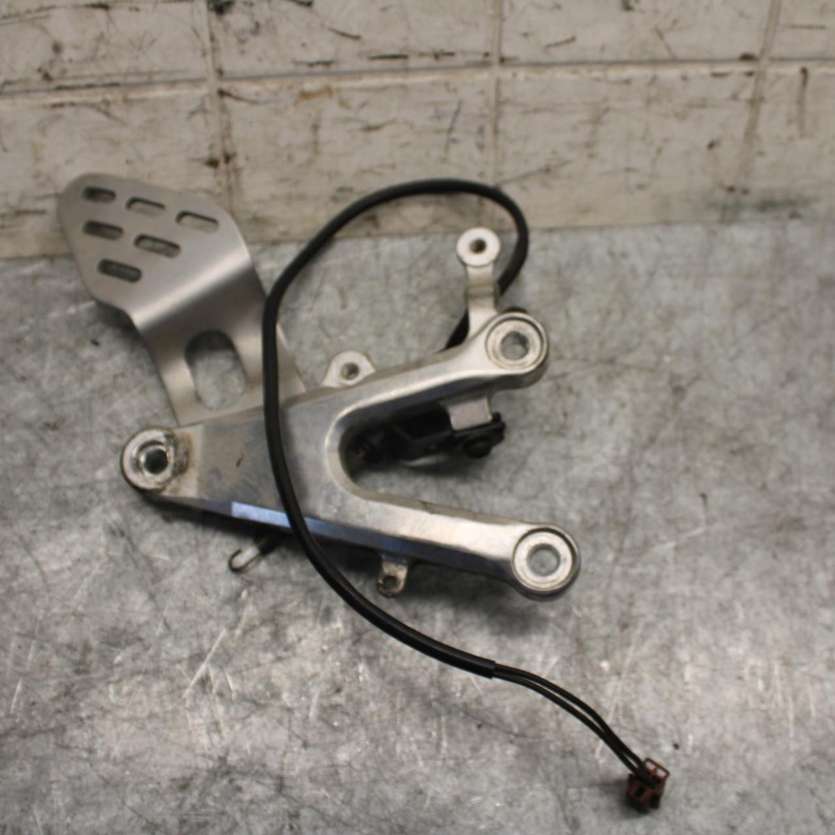 2003 Yamaha YZF R6 RIGHT REARSET REAR SET DRIVER FOOT PEG REST STOP BB539