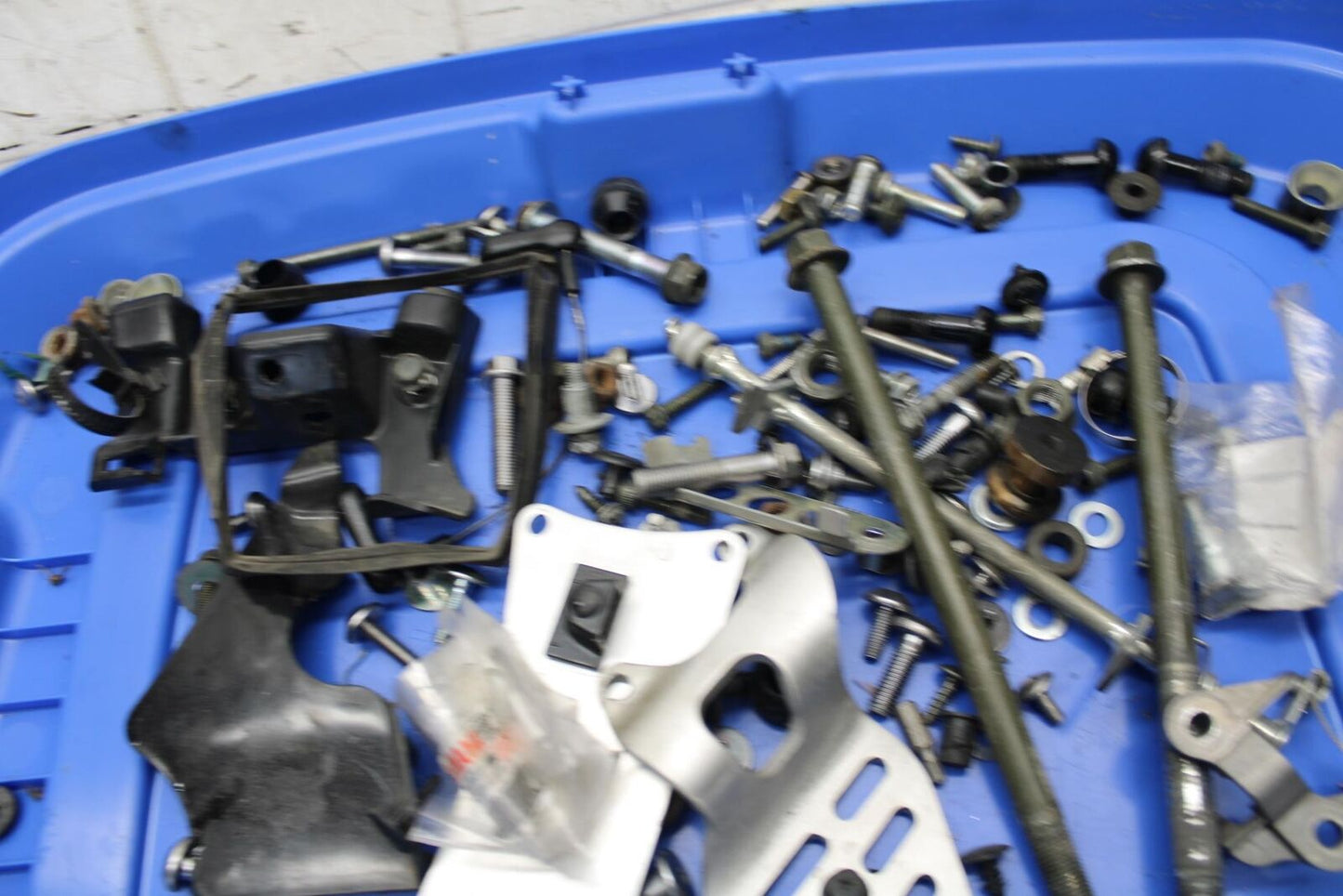 2007 Yamaha YZF R6 LEFTOVER MOUNTING BOLTS HARDWARE MOTOR SCREWS BB525