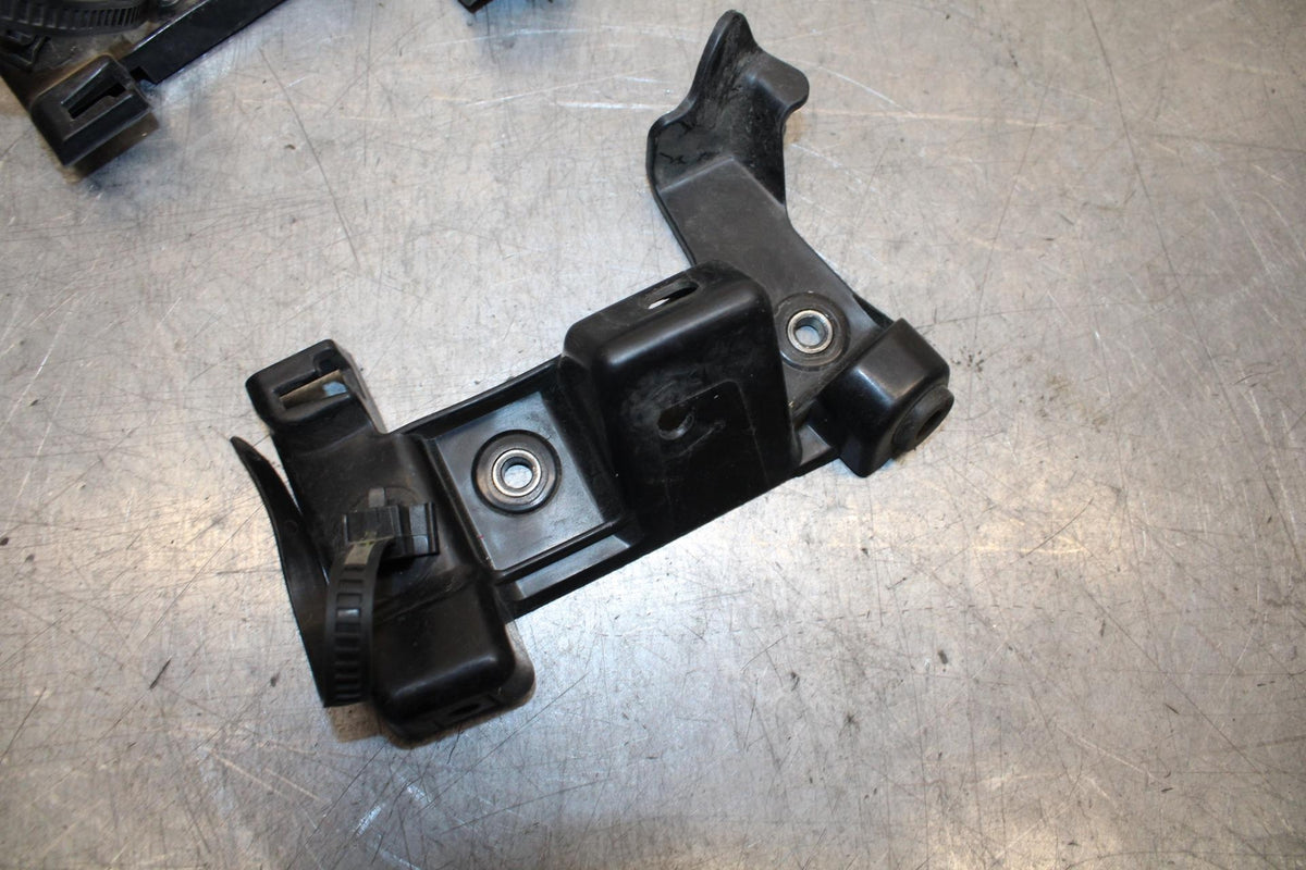 07 YAMAHA YZF R6 2c0  SIDE FAIRING BRACKET BB75