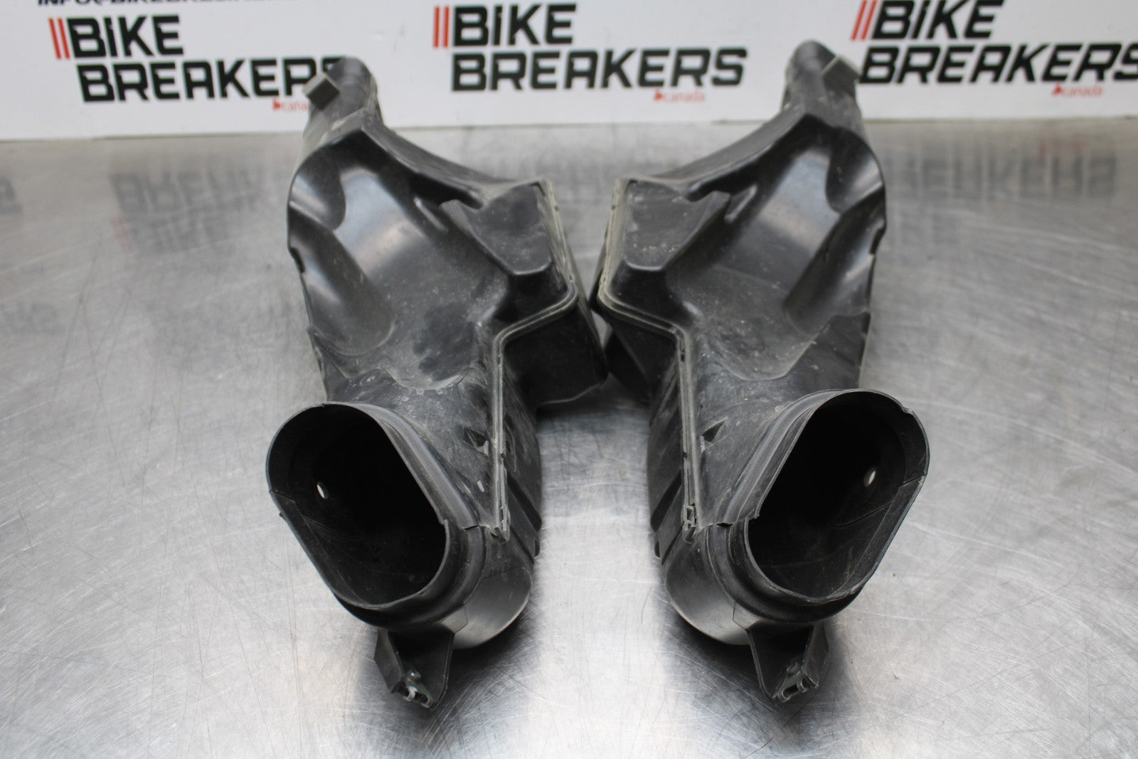 06-07 SUZUKI GSXR 600 RIGHT LEFT AIR INTAKE DUCTS BB178