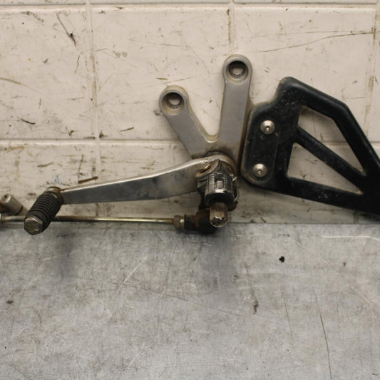 2001 Suzuki GSXR600 LEFT REARSET REAR SET DRIVER FOOT PEG REST STOP BB59