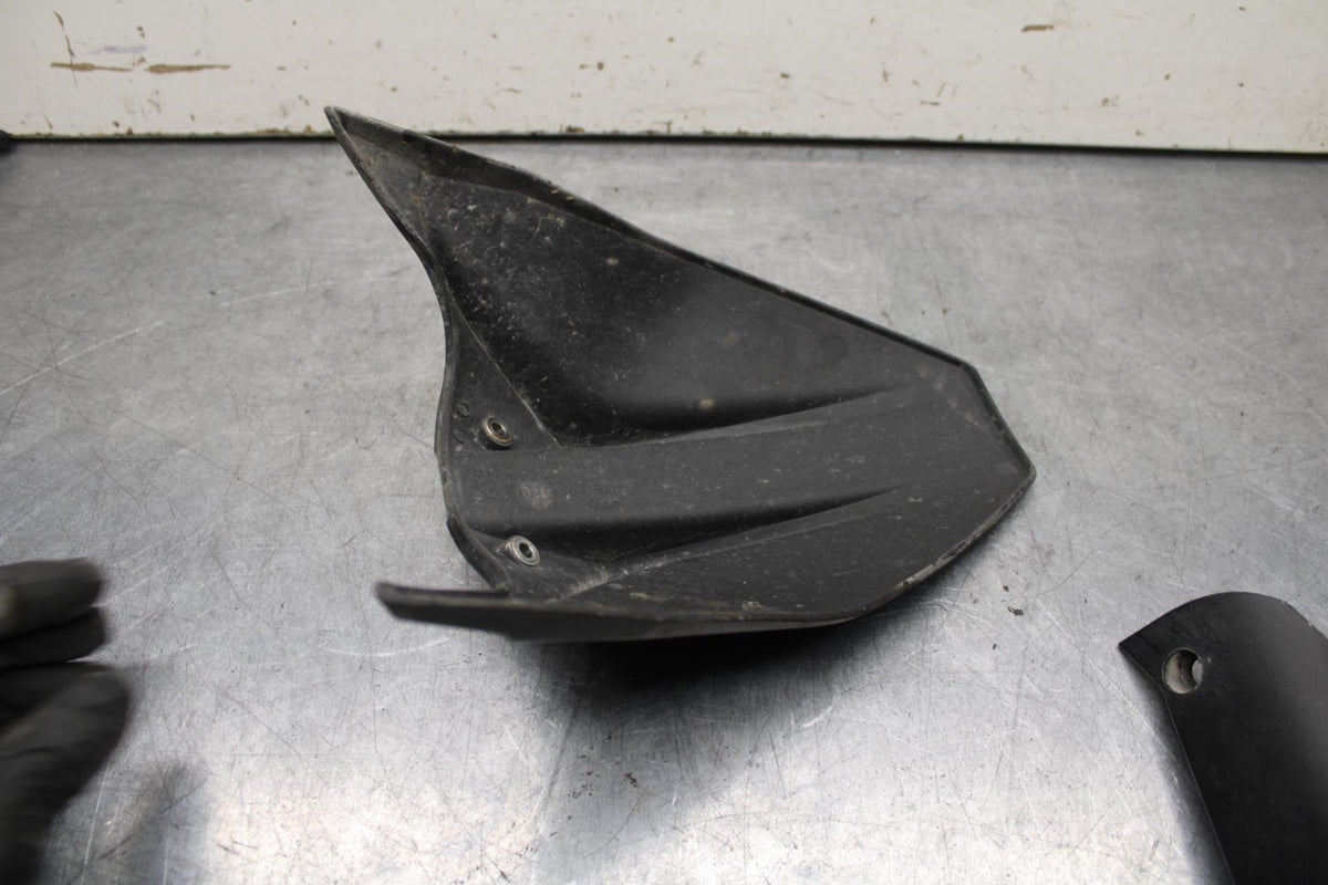 20-24 KTM 890  DUKE R REAR BACK WHEEL TIRE HUGGER FENDER BB627