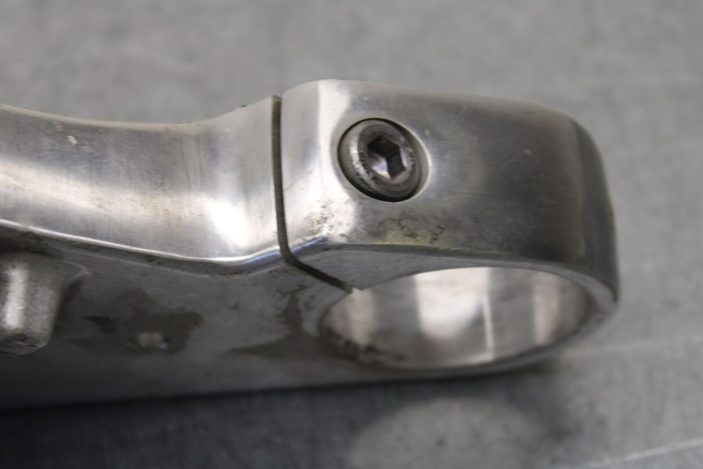 05-06 SUZUKI BOULEVARD M50 FRONT FORKS CLAMP LOWER TRIPLE TREE STEM BB671