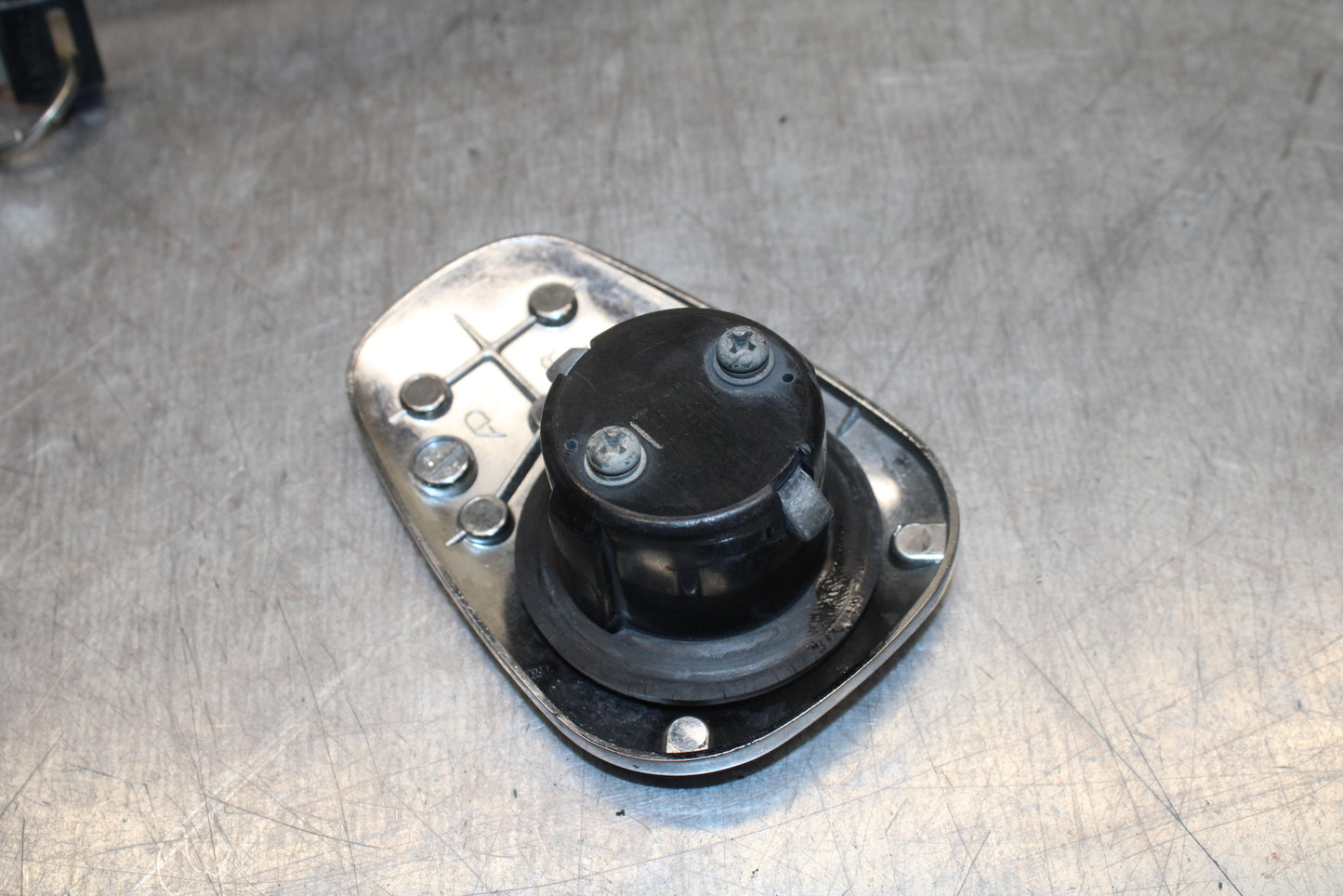 87-03 SUZUKI INTRUDER 1400 VS1400GLP IGNITION LOCK W KEY & GAS CAP BB752