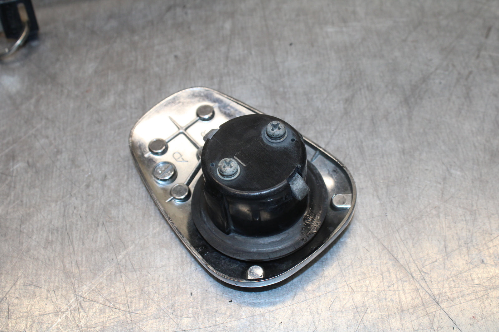 87-03 SUZUKI INTRUDER 1400 VS1400GLP IGNITION LOCK W KEY & GAS CAP BB752