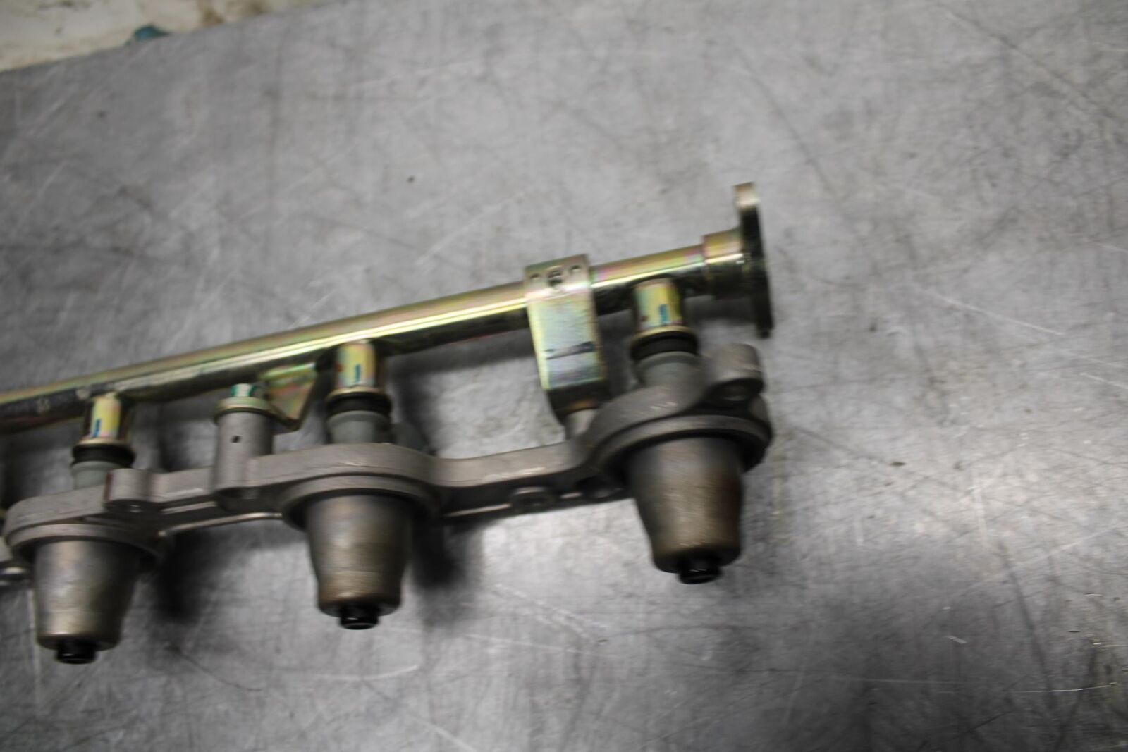 05-06 HONDA CBR600RR SECONDARY FUEL INJECTORS TOP AIRBOX GAS RAIL BB479