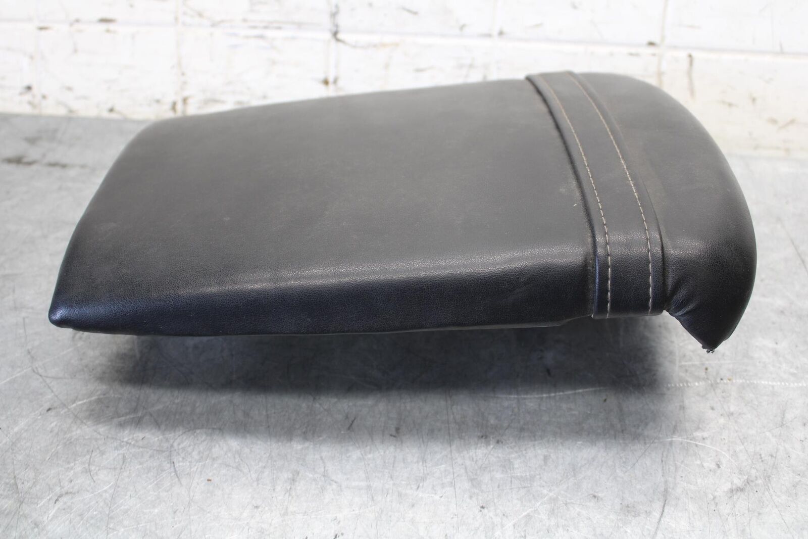 1998 Yamaha YZF R1 REAR BACK PASSENGER TANDEM SEAT PAD SADDLE PILLION BB53