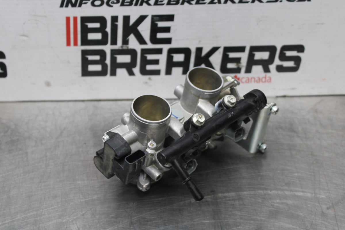 23 YAMAHA YZF R3 MAIN FUEL INJECTORS / THROTTLE BODIES BB806