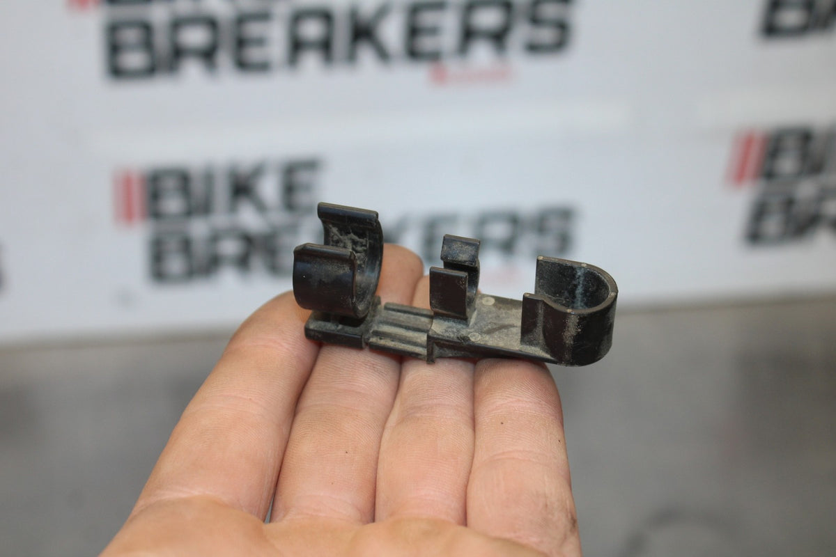 05 YAMAHA YZF R6 FUEL HOSE GAS LINE CLIP BB894