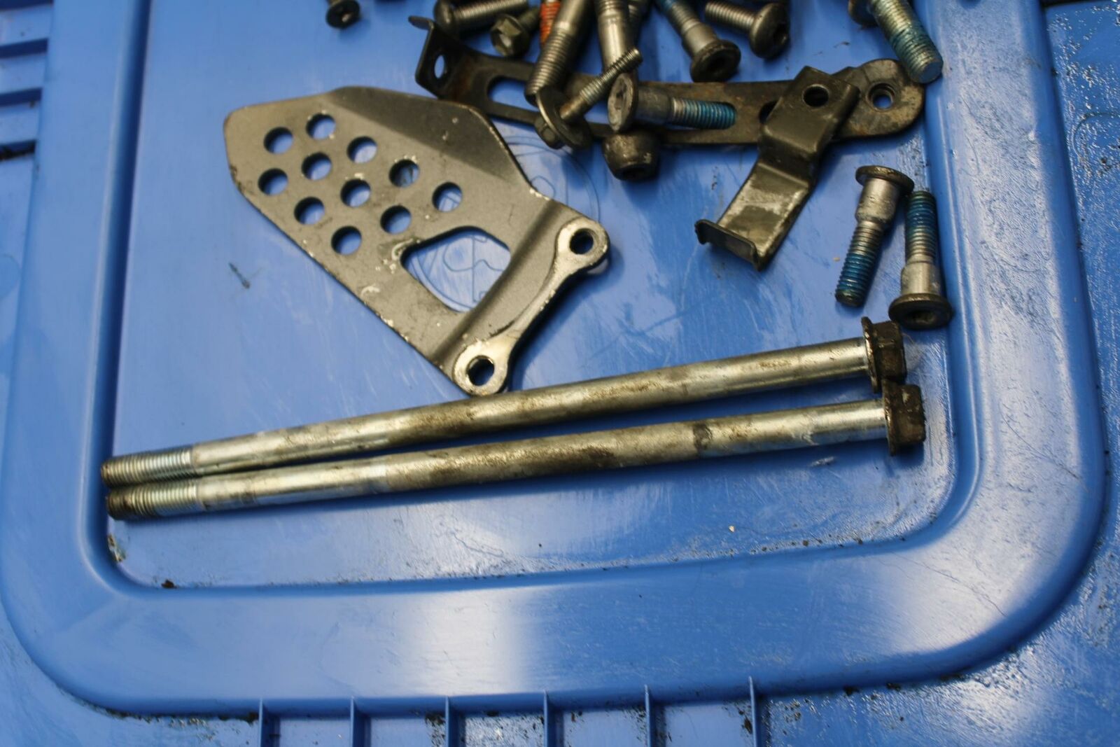 04-05 SUZUKI GSXR750 ENGINE MOUNTING BOLTS ASSORTED HARDWARE SCREWS BB270
