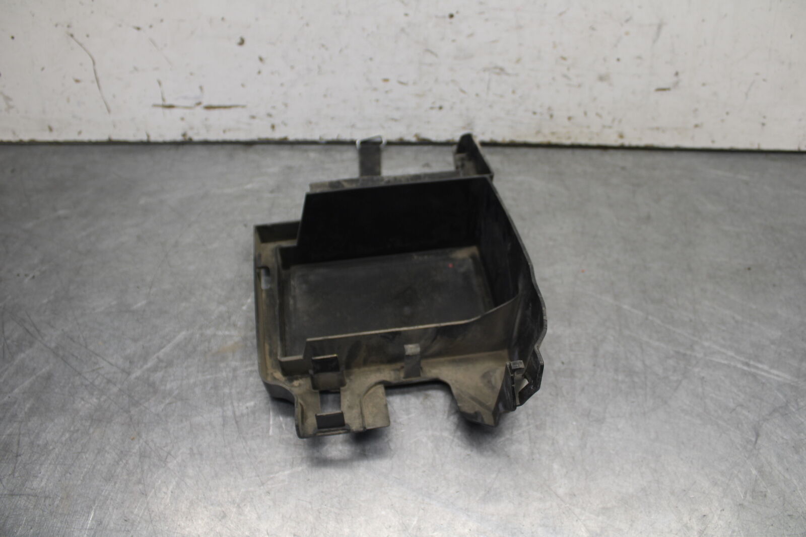 09-14 YAMAHA YZF R1 REAR BACK TAIL UNDERTAIL BATTERY TRAY PLASTIC BB696